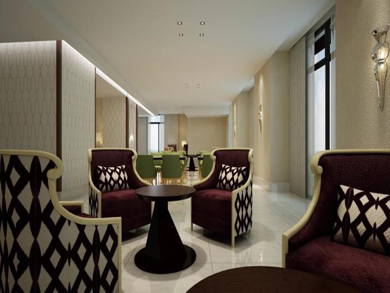 자발 오마르 메리어트 호텔, 마카 메카 외부 사진 The photo shows a stylish and modern interior space, likely a lounge or seating area. There are two purple upholstered chairs with distinctive designs, paired with a small black round table in the center. The room has a spacious layout with smooth, s